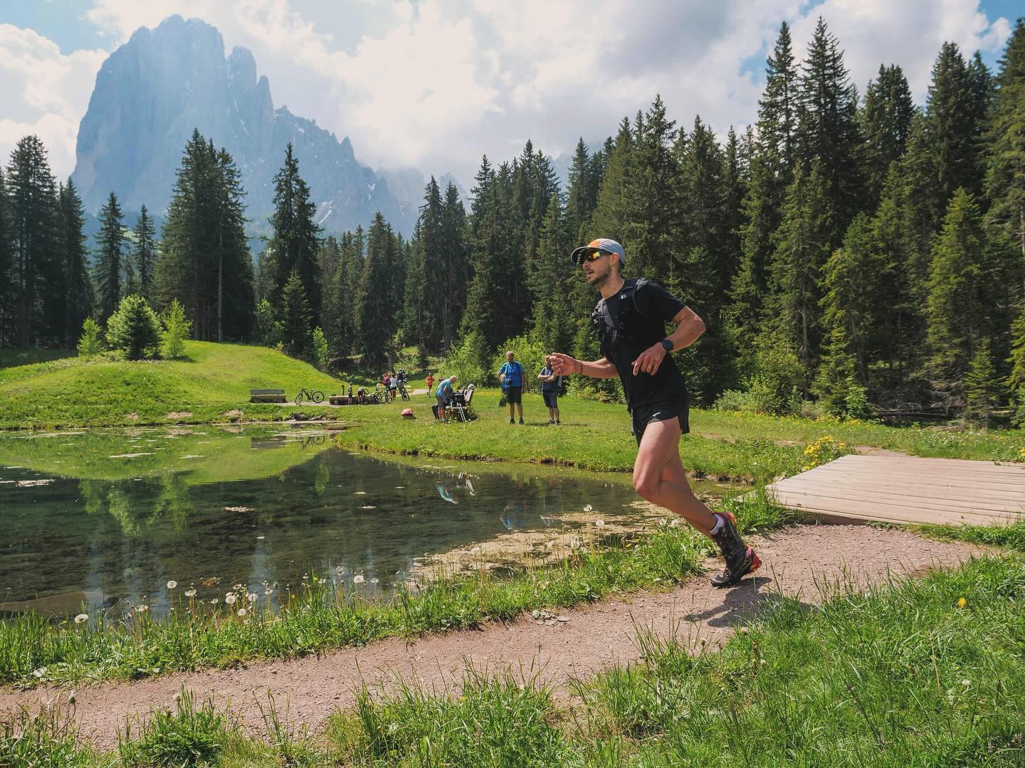 Fotografia di Matteo Gorini in abiti sportivi mentre corre al parco.